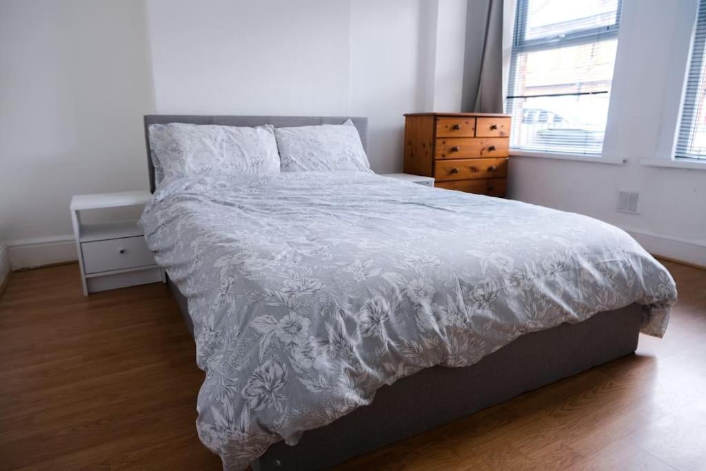 4 Bedroom House In Turnpike Lane/Wood Green London Exterior photo